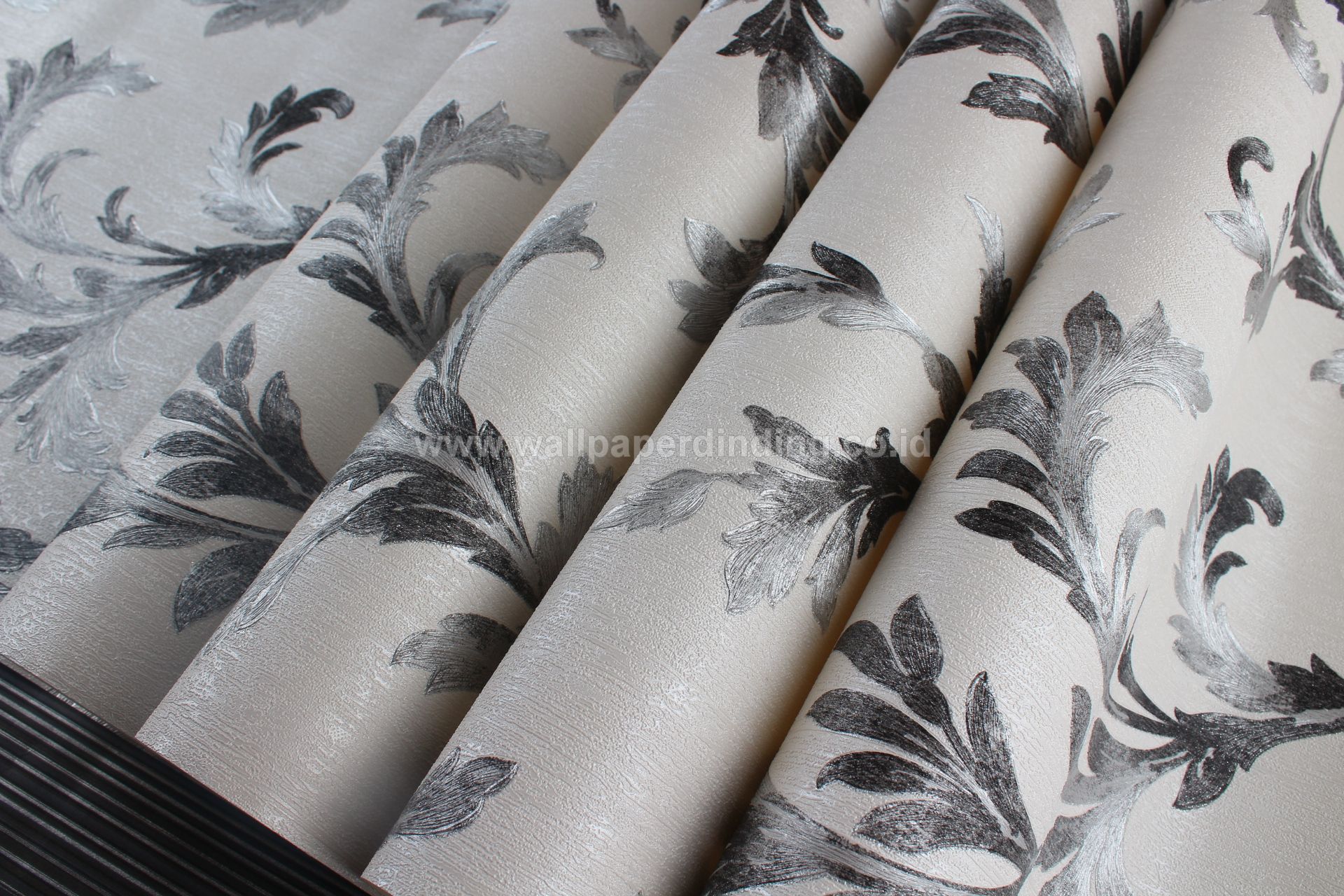 Wallpaper Dinding Daun Silver Hitam Lrnz 400 50 - Bed Skirt , HD Wallpaper & Backgrounds