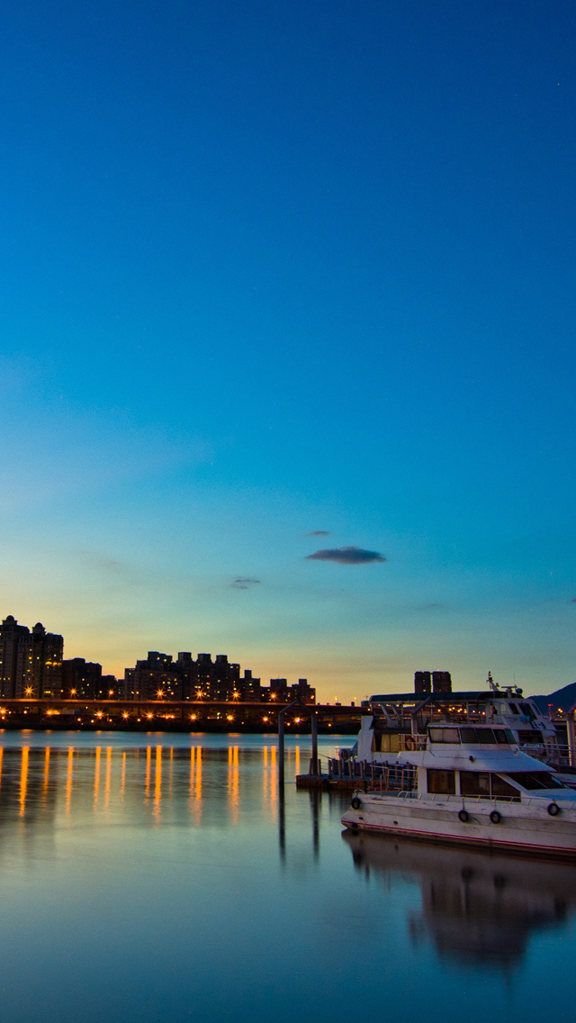 Evening City Lights Iphone Se Wallpaper - Dadaocheng Wharf , HD Wallpaper & Backgrounds