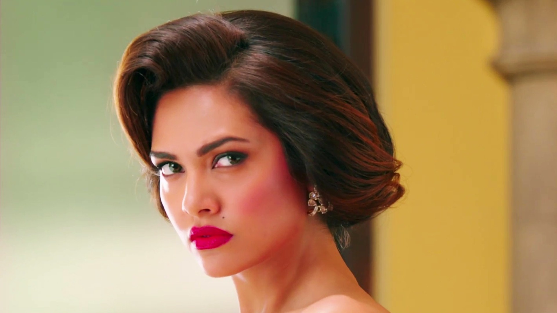 Esha Gupta In Rustom Wallpaper - Priti Makhija , HD Wallpaper & Backgrounds