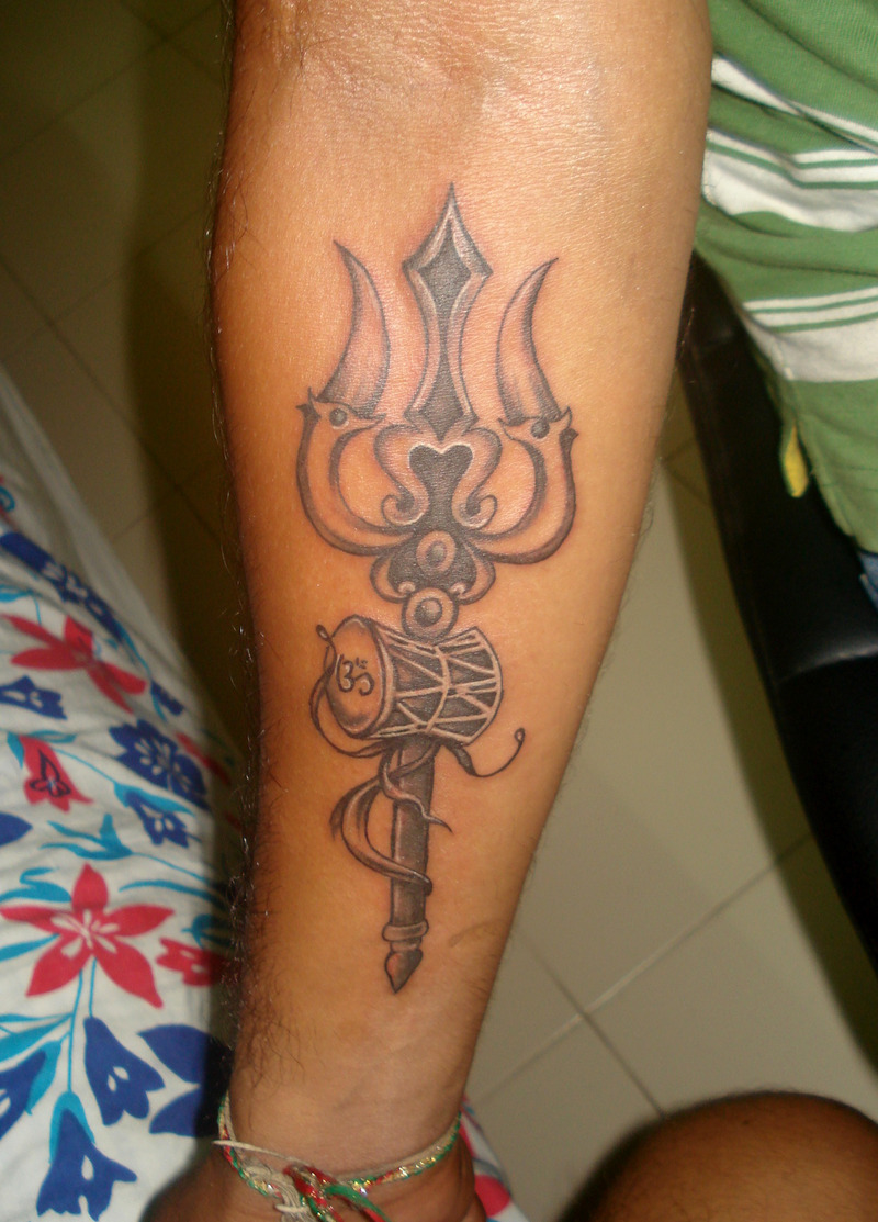Amazing Black Ink Trishul With Pellet Drum Tattoo On - Om And Third Eye Trishul Tattoo , HD Wallpaper & Backgrounds