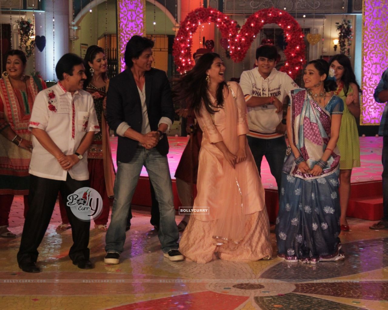Shah Rukh Khan And Kajol Visits Taarak Mehta Ka Ooltah - Dilip Joshi With Shah Rukh , HD Wallpaper & Backgrounds