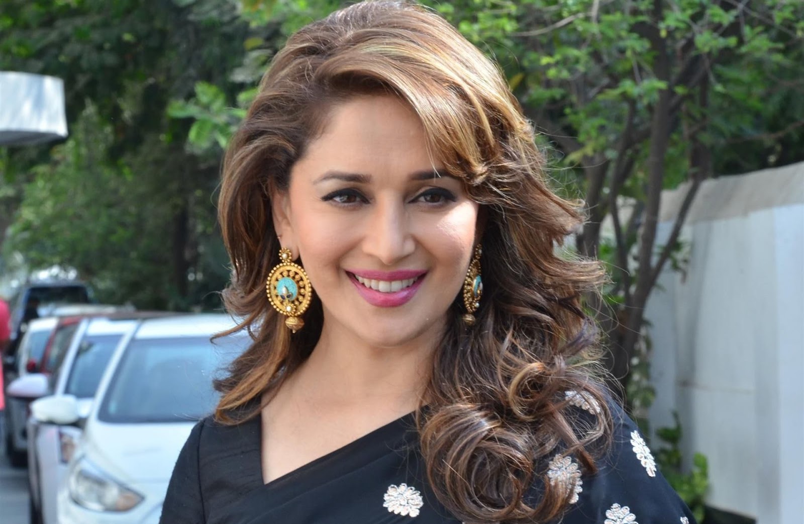 Madhuri - Madhuri Dixit , HD Wallpaper & Backgrounds