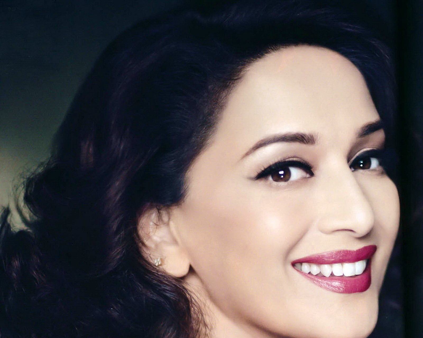 Madhuri Dixit Wallpaper Download - Madhuri Dixit , HD Wallpaper & Backgrounds