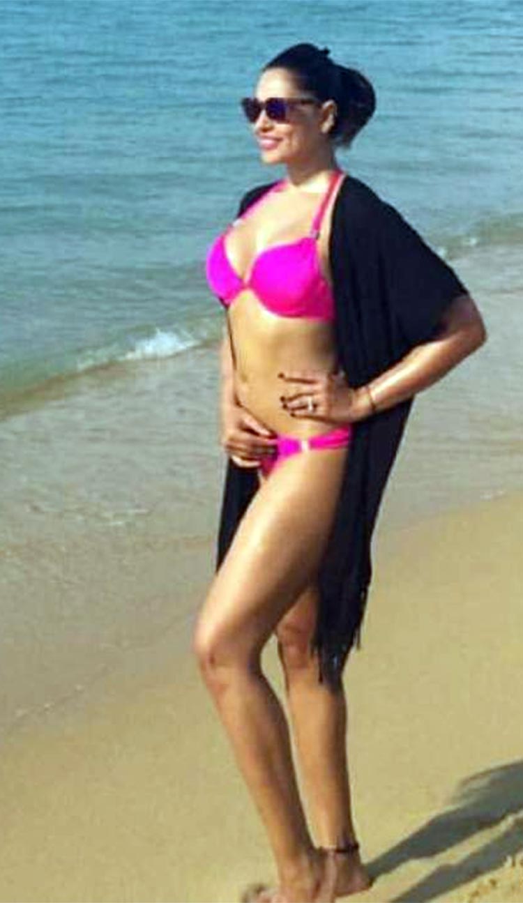 Bipasha Basu Is Magic In A Bikini - Bipasha Basu Hot Bikini , HD Wallpaper & Backgrounds