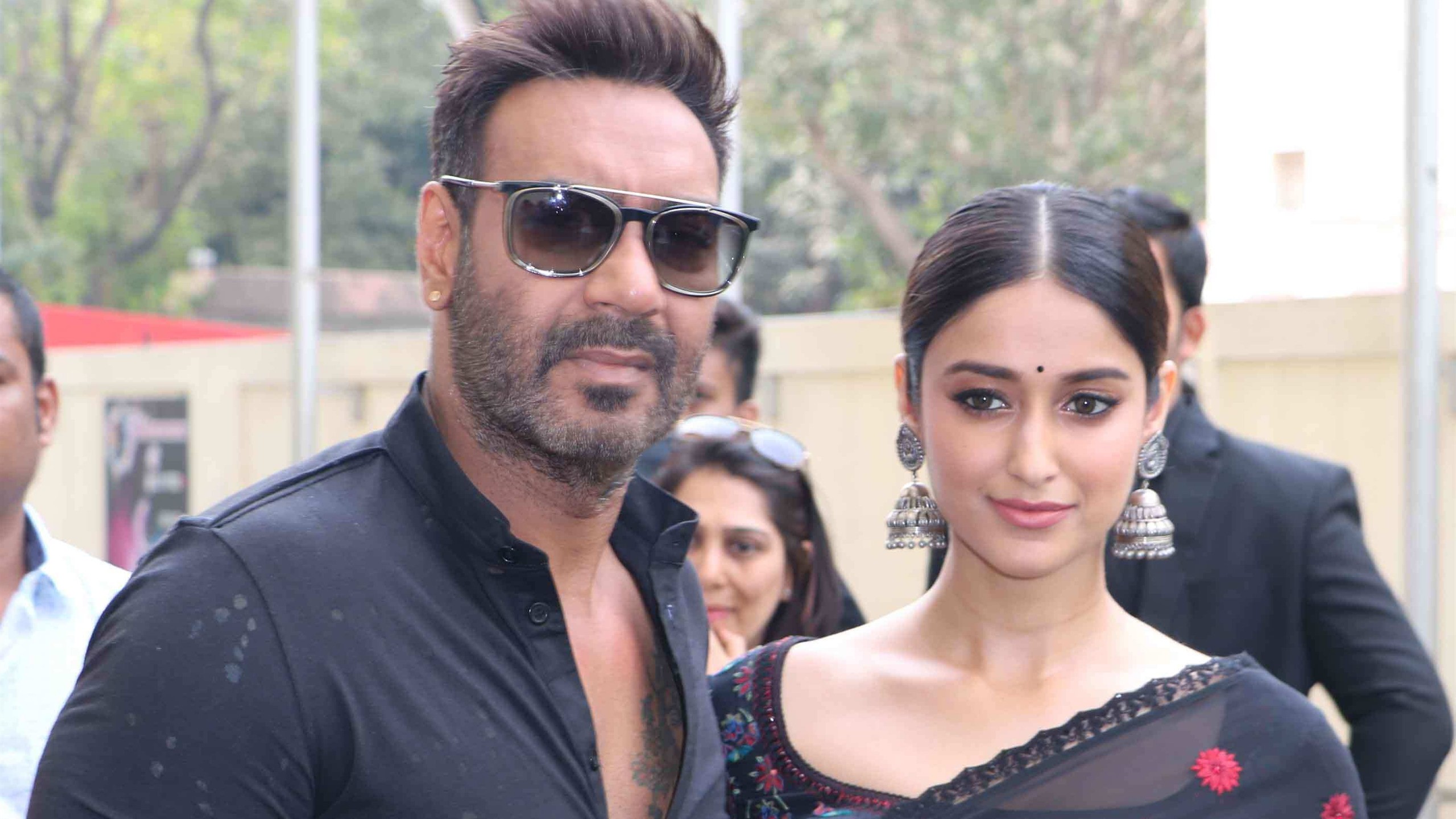 Film Star Ajay Devgan And Ileana Dcruz In Black Dress - Ileana D Cruz In Raid , HD Wallpaper & Backgrounds