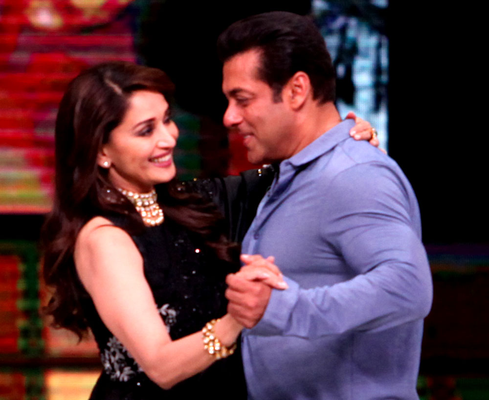 Evergreen Duo Of Madhuri And Salman Revived The Iconic - Dil Tera Aashiq Salman Khan And Madhuri , HD Wallpaper & Backgrounds