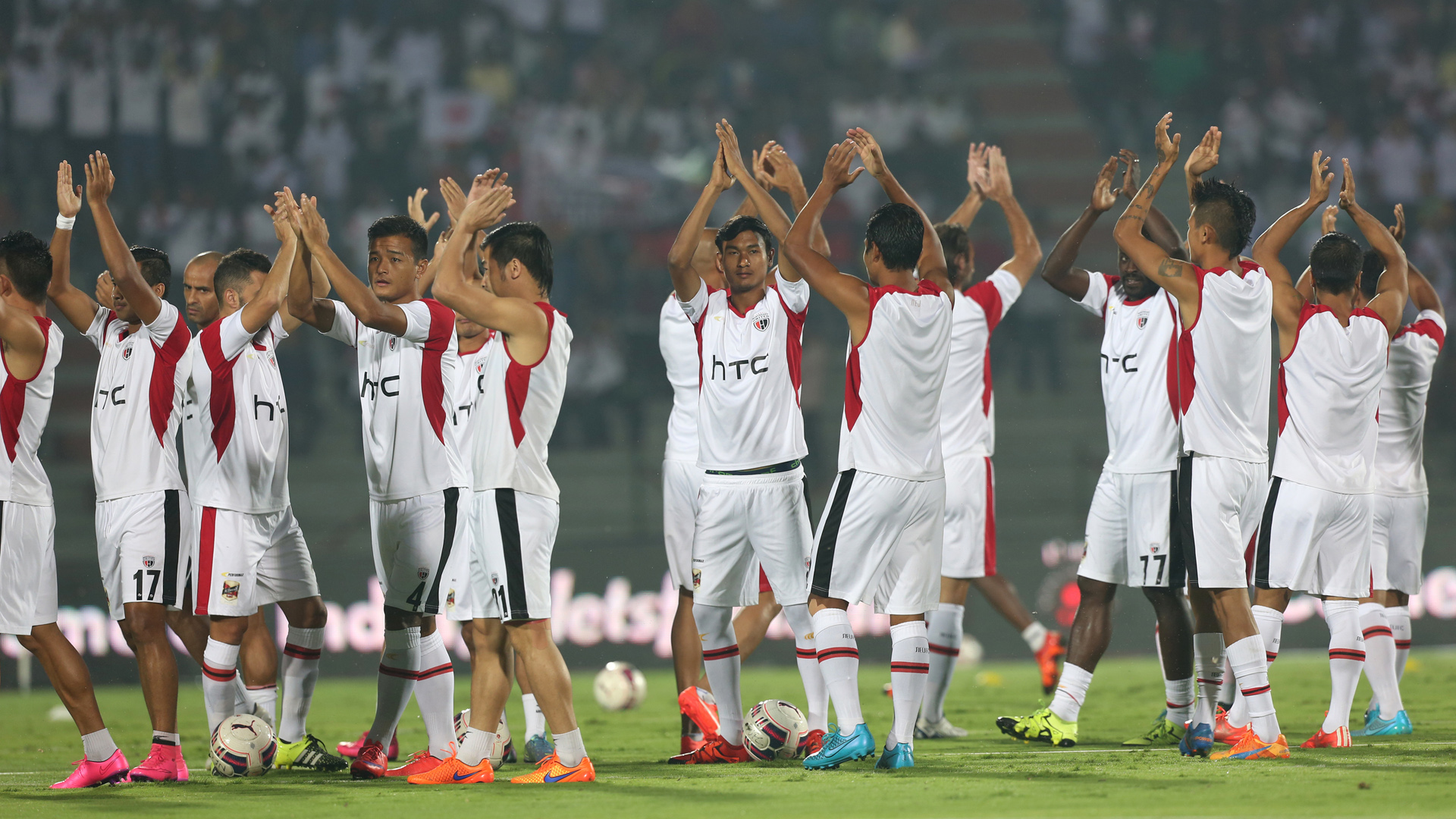 Northeast United Fc Players Waves Towards The Crowd - North East United Fc 2018 19 Player List , HD Wallpaper & Backgrounds
