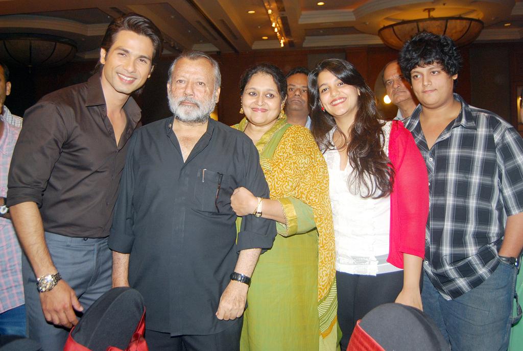 Arts&culture - Shahid Kapoor With His Family , HD Wallpaper & Backgrounds