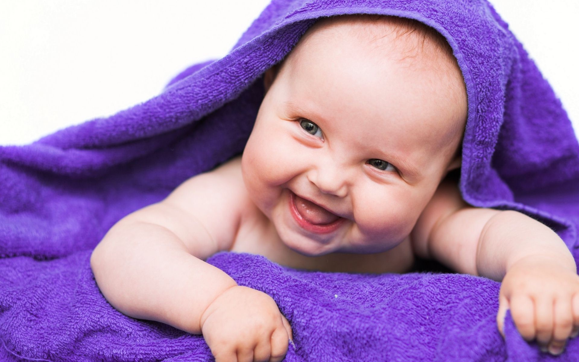 Cute Baby Smile In Blue Blanket - Cute Baby Photos With A Smile , HD Wallpaper & Backgrounds