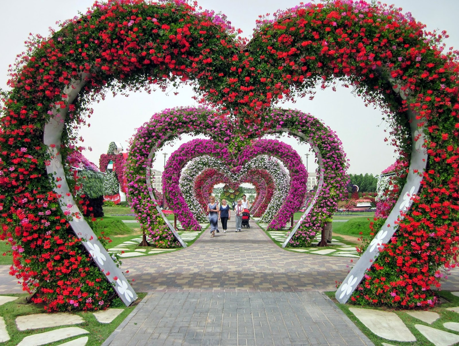 Red And Pink Flower Tunnel In The Form Of Hearts Flowers - Flower Garden In Dubai , HD Wallpaper & Backgrounds