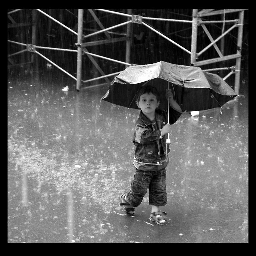 Alone Boy In Rain Hd Wallpaper - Alone Boy In Rain , HD Wallpaper & Backgrounds