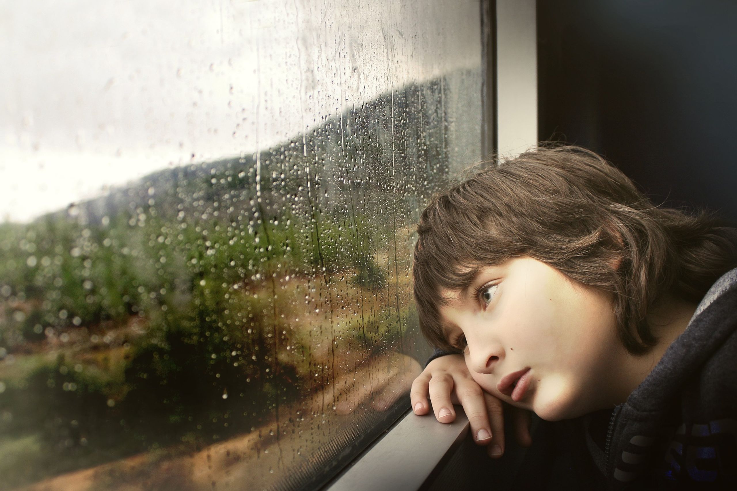 Sad Alone Boy High Definition Wallpaper 2560 Pixel - Sad Person Looking Out Window , HD Wallpaper & Backgrounds