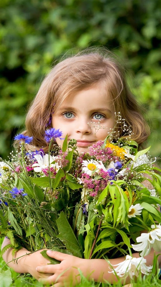 Cute Babies With Flowers Wallpaper - Девочка С Букетом , HD Wallpaper & Backgrounds