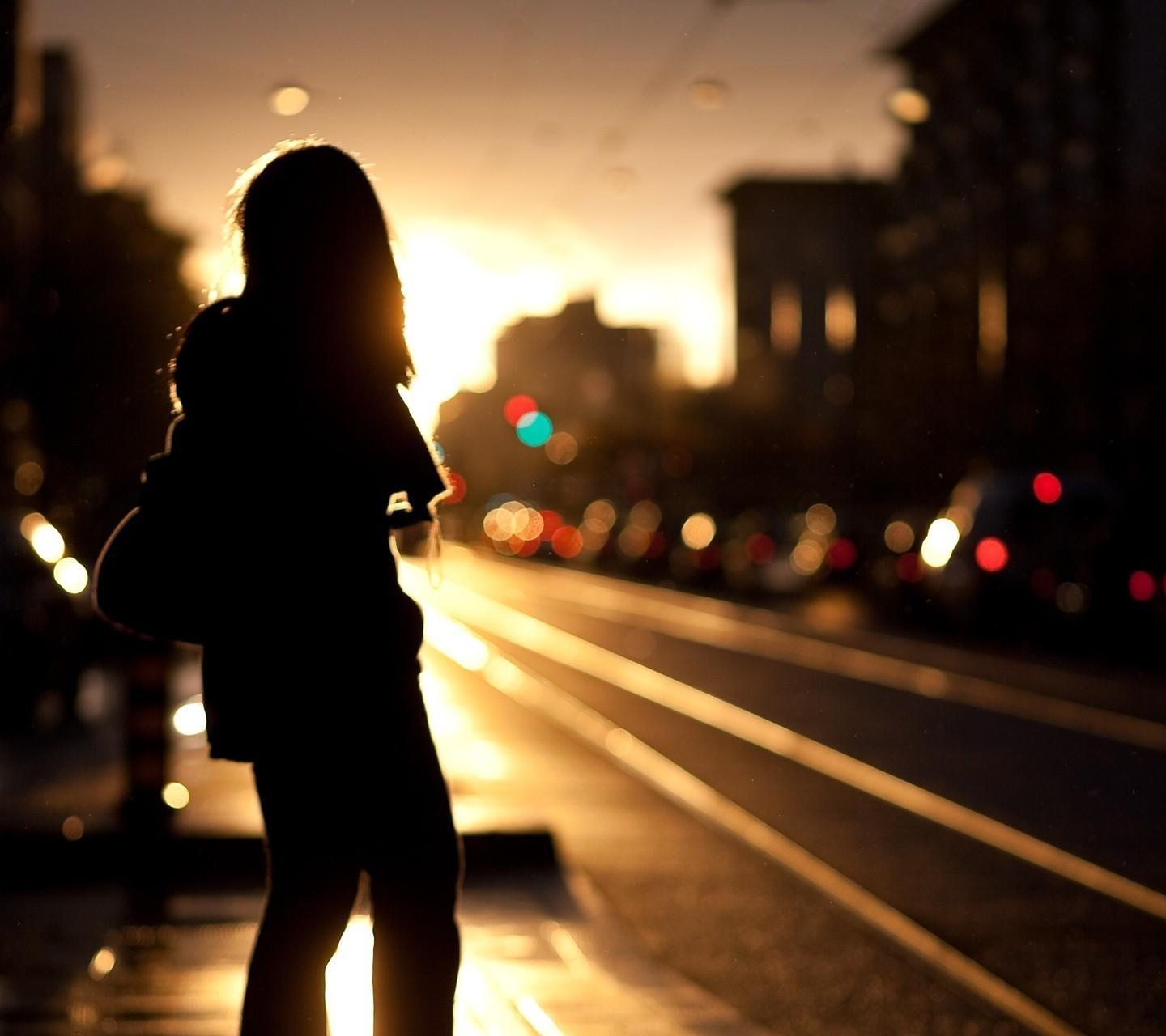 Download Girl Walking On Street To Find Him Prodile - Sad Girl With Phone , HD Wallpaper & Backgrounds