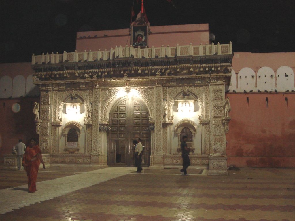 Karni Mata Mandir At Deshnok, Bikaner - Karni Mata , HD Wallpaper & Backgrounds