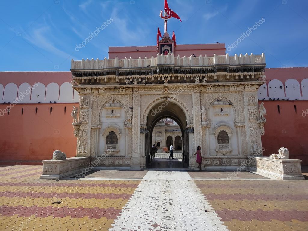 Unidentified People In Fron Of Karni Mata Temple At - Karni Mata Temple , HD Wallpaper & Backgrounds