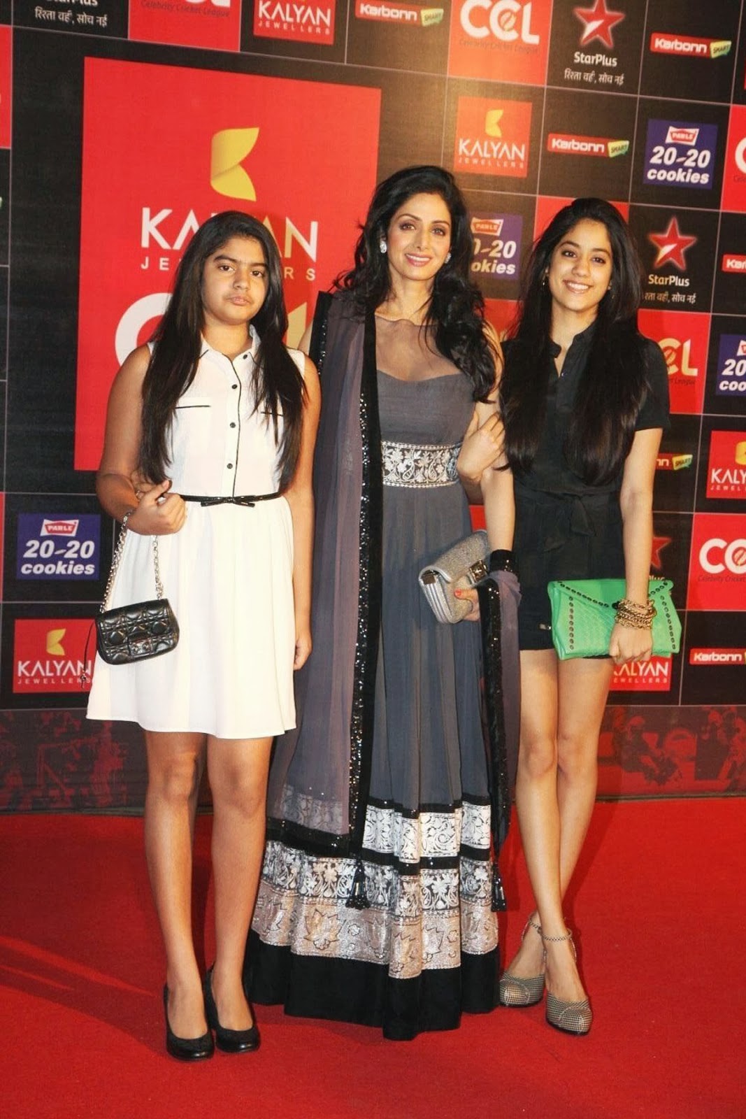 Jhanvi Kapoor Is The Elder Daughter Of Sridevi And - Khushi And Jhanvi , HD Wallpaper & Backgrounds