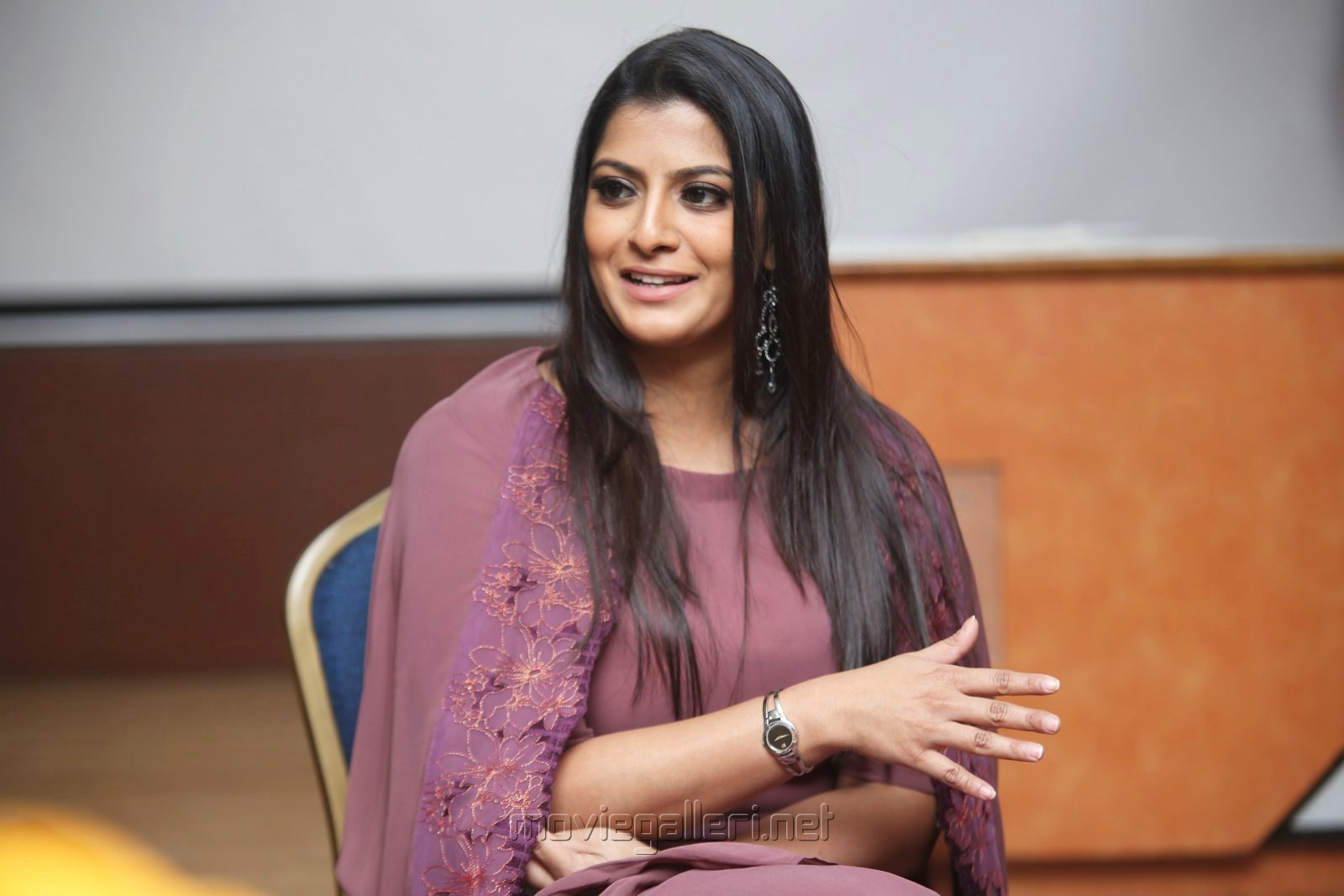 Sarkar Actress Varalakshmi Sarathkumar Interview Photos - Varalaxmi Sarathkumar Red Saree , HD Wallpaper & Backgrounds