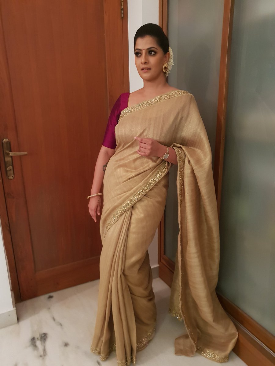 Kollywood Actress Varalaxmi Sarathkumar Long Hair Photos - Maroon Blouse And Cream Saree , HD Wallpaper & Backgrounds