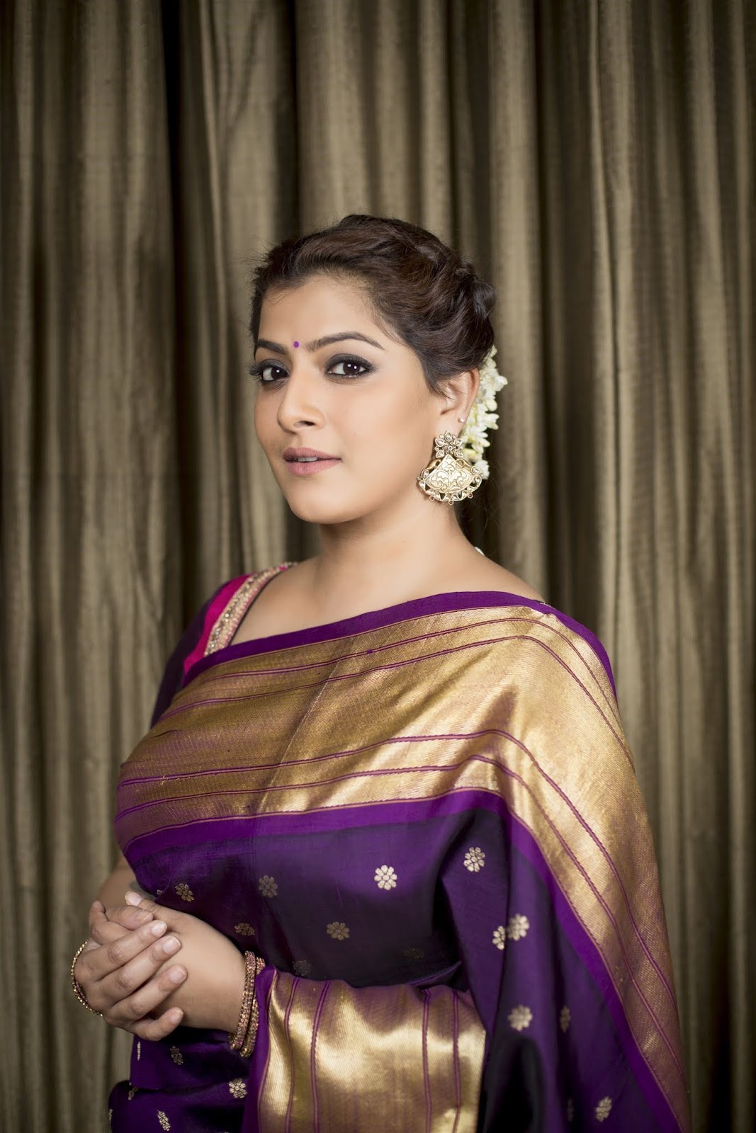 Actress ,varalaxmi Sarathkumar Latest Images, Hd Stills,varalakshmi - Varalaxmi Sarathkumar , HD Wallpaper & Backgrounds