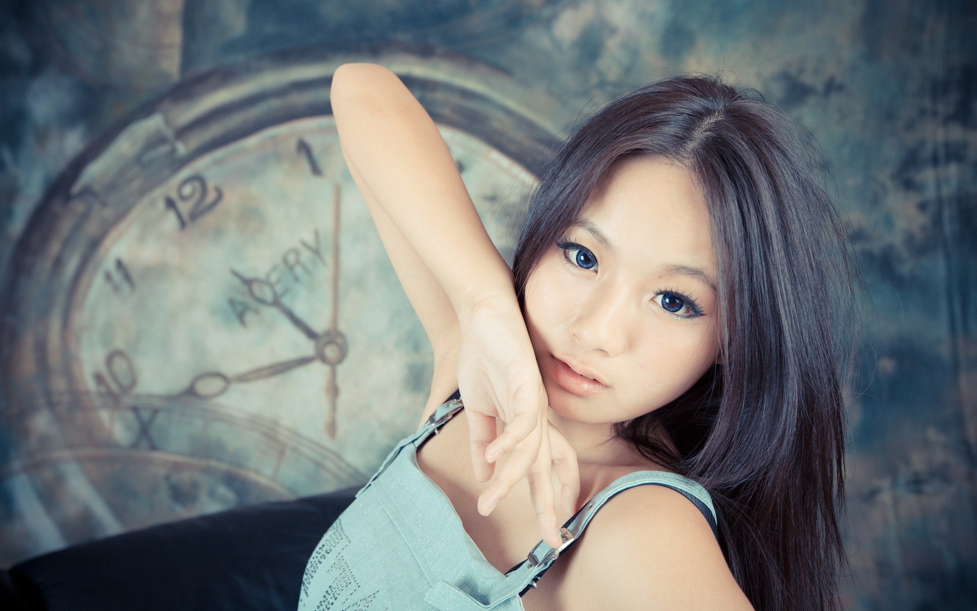 Asian People With Blue Eyes - Dark Blue Eyes Asian , HD Wallpaper & Backgrounds