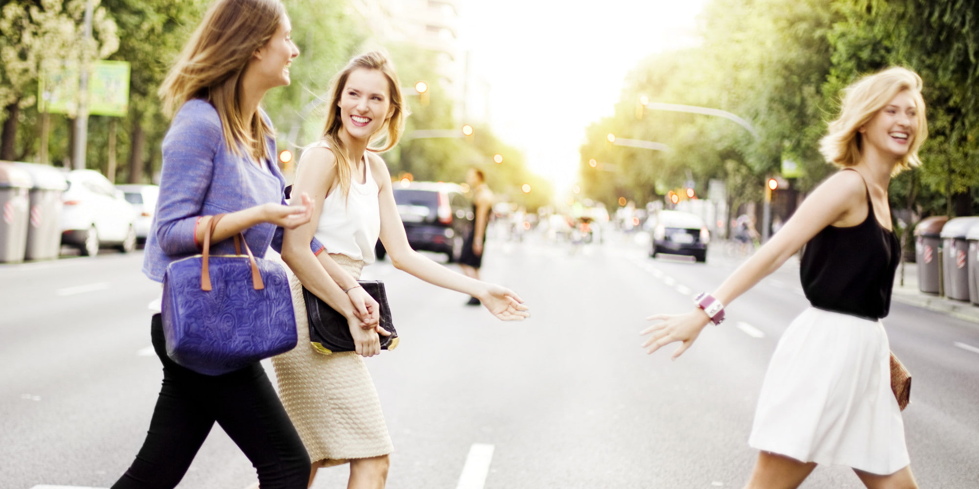 Amigas, Bolsas, Comprado, Entretenimiento, Smiling, - Women Walking On The Street , HD Wallpaper & Backgrounds