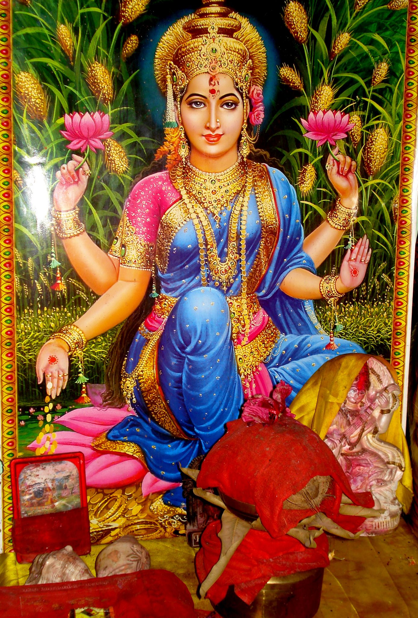 Laxmi Wallpapers - Hindu Goddess Of Beauty , HD Wallpaper & Backgrounds