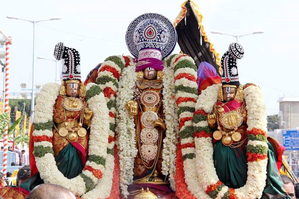 Stunning H D Images Of Lord Sri Venkateswara From Tirumala - Venkateswara Swamy With Sridevi And Bhudevi , HD Wallpaper & Backgrounds