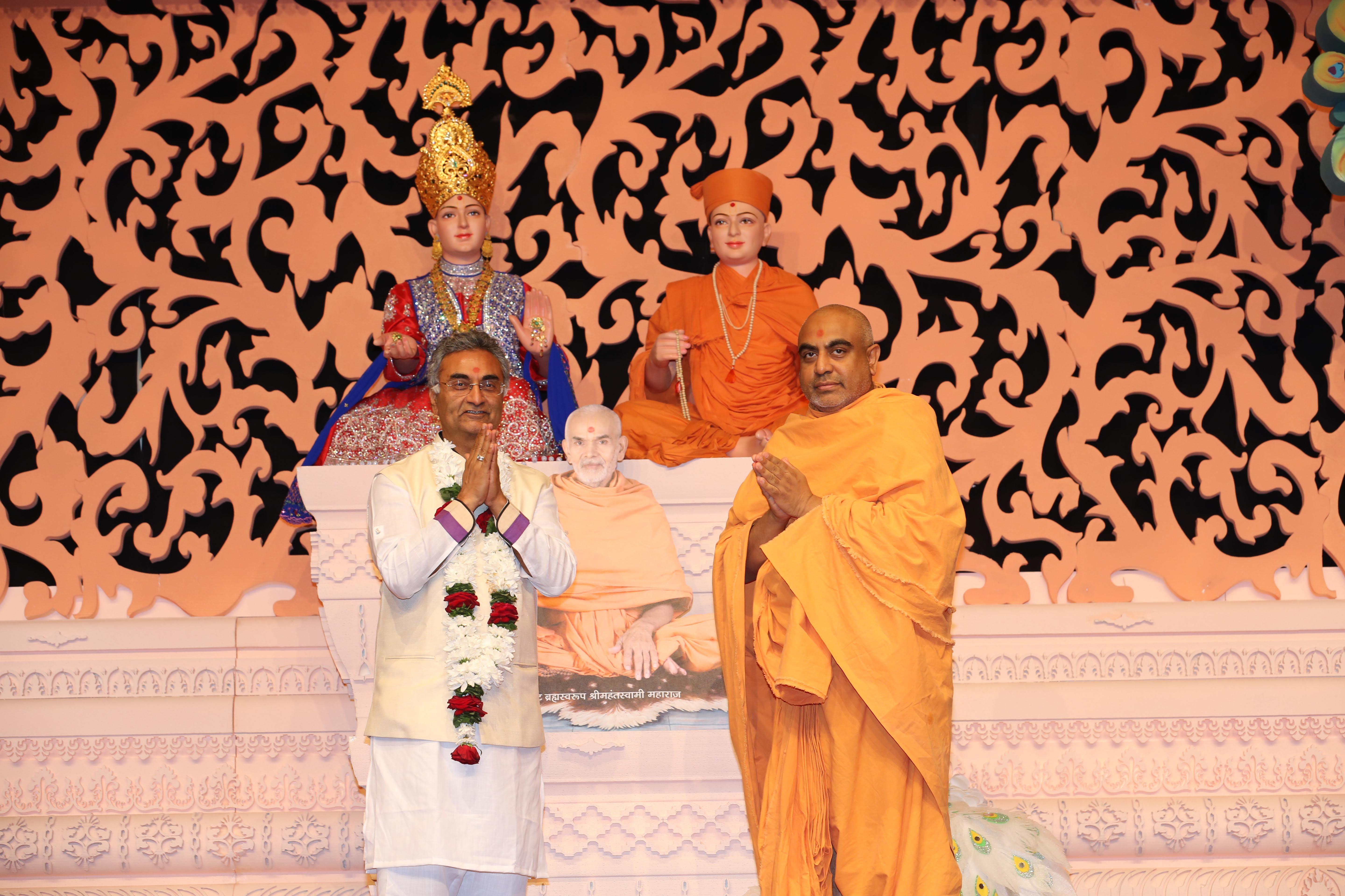 Mahant Swami Wallpaper - Neasden Temple Sadhu Big Issue , HD Wallpaper & Backgrounds