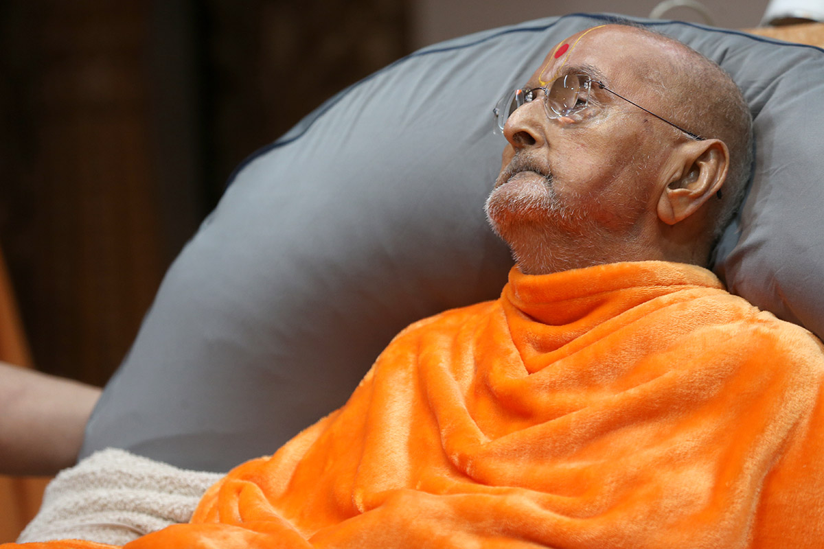 As His Health Improves, Pramukh Swami Gives Darshan - Pramukh Swami Maharaj Idol , HD Wallpaper & Backgrounds