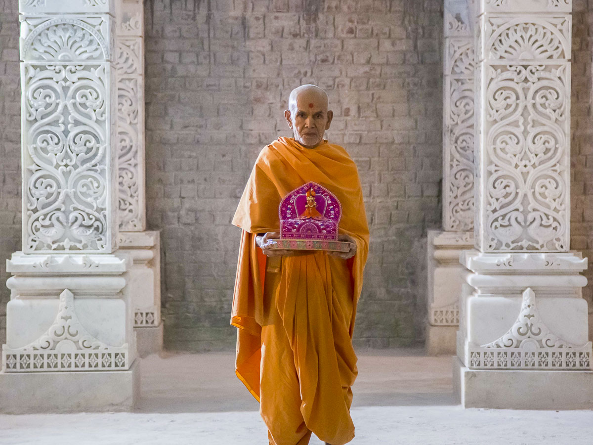 Param Pujya Mahant Swami Maharaj With Shri Harikrishna - Mahant Swami Maharaj Standing , HD Wallpaper & Backgrounds
