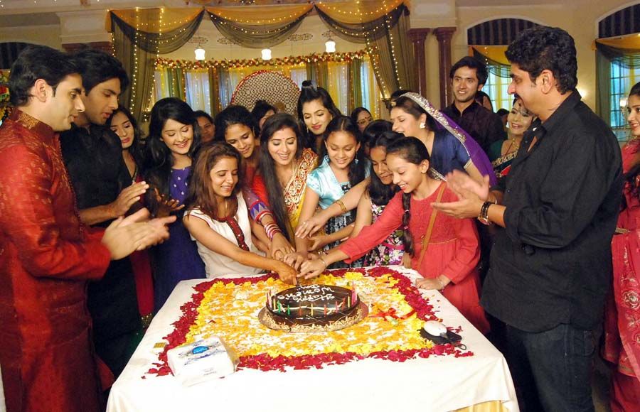 Women's Day Cake Cutting On The Sets Of Aur Pyaar Ho - Aao Pyar Ho Gaya , HD Wallpaper & Backgrounds