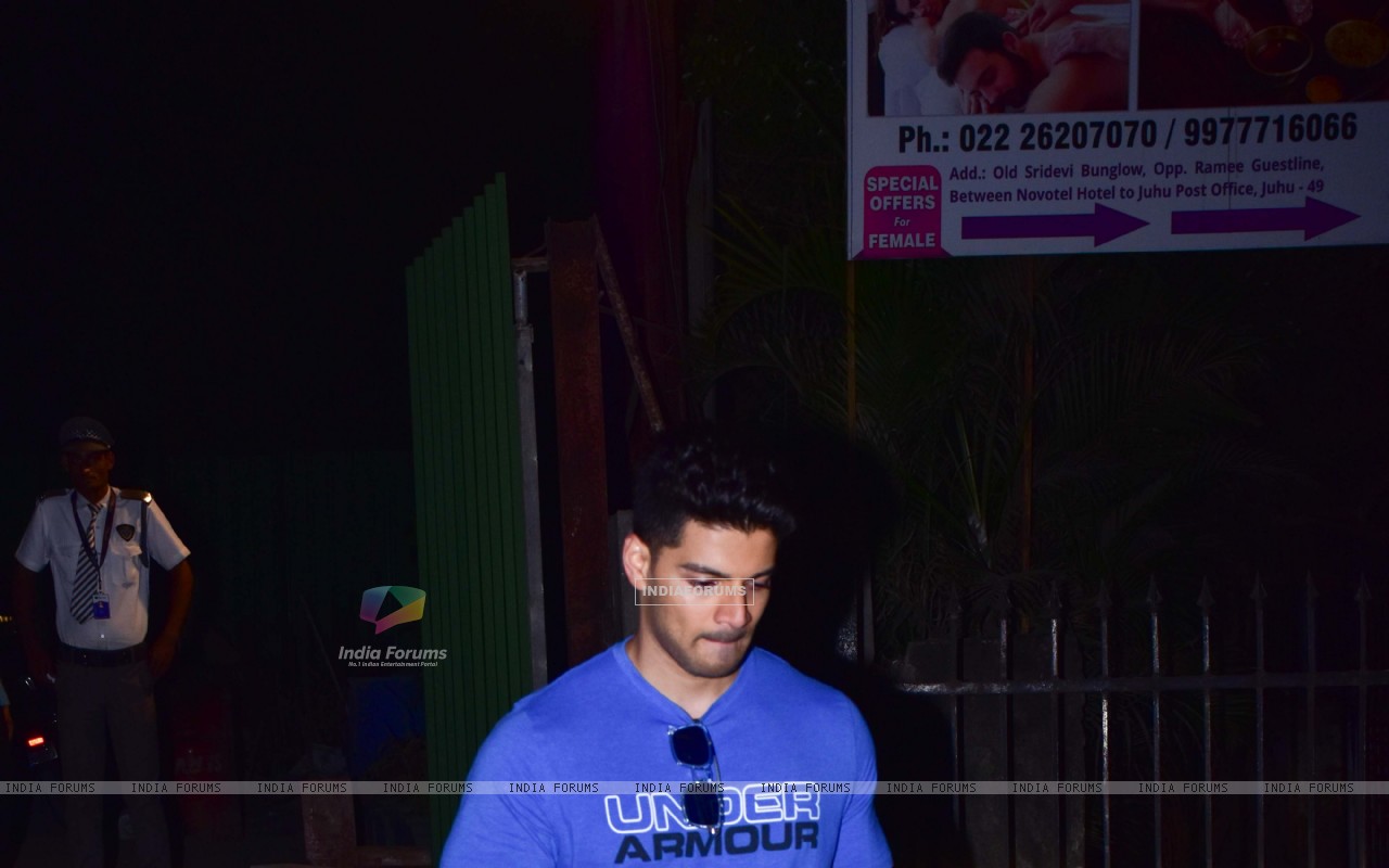 Suraj Pancholi Spotted Around The Town Size - Player , HD Wallpaper & Backgrounds