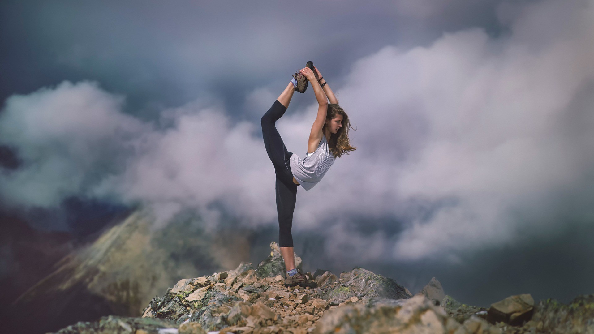 Girl Outdoors Mountain Hiking Fitness With Resolution - Yoga Wallpaper Iphone X , HD Wallpaper & Backgrounds