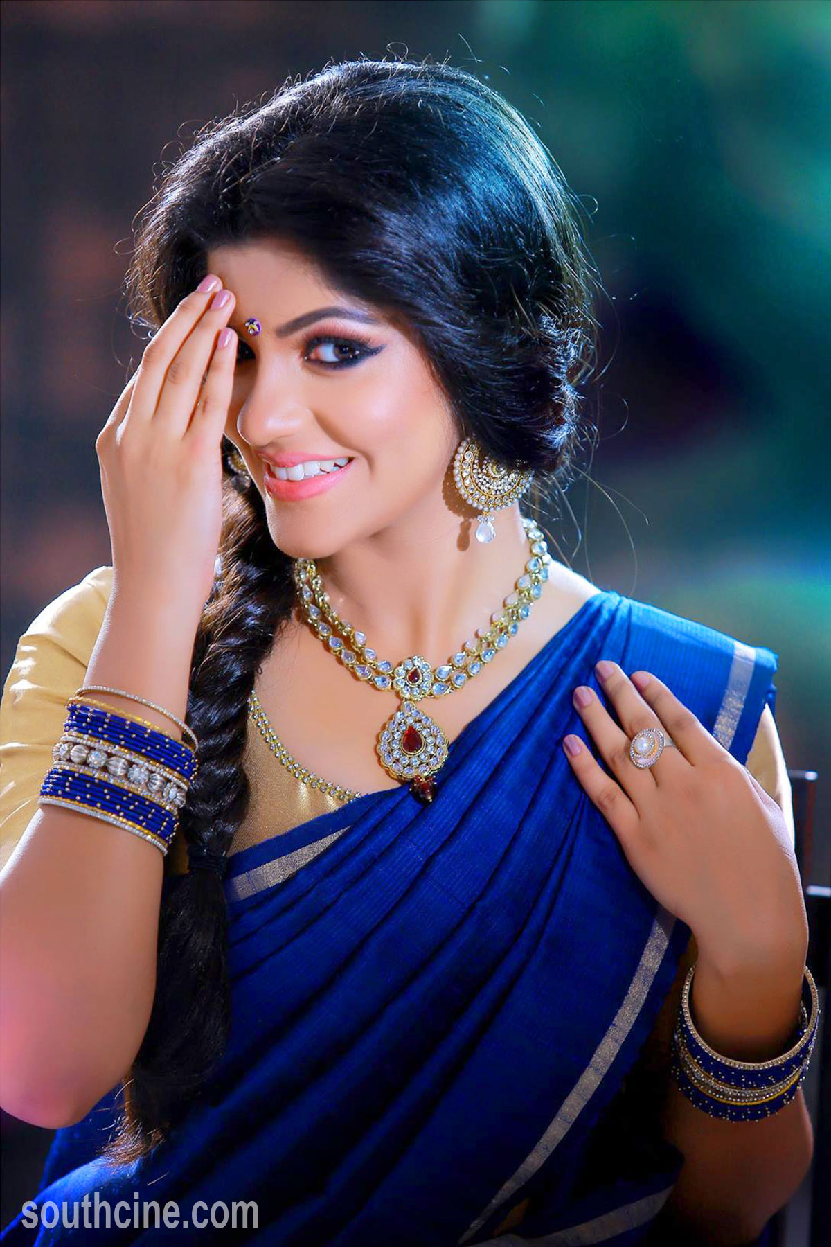 Download Actress Hd Wallpapers For Mobile Gallery - Aparna Balamurali , HD Wallpaper & Backgrounds