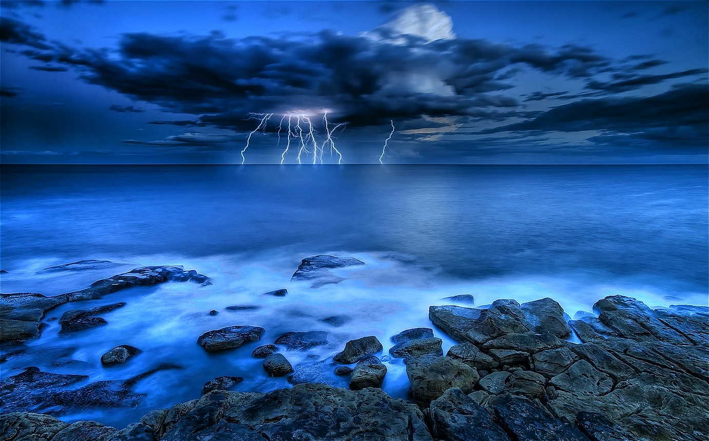 Blue Fierce Striking Stormy Ocean Dark Rocks Beautiful - Define Landscape Photography , HD Wallpaper & Backgrounds