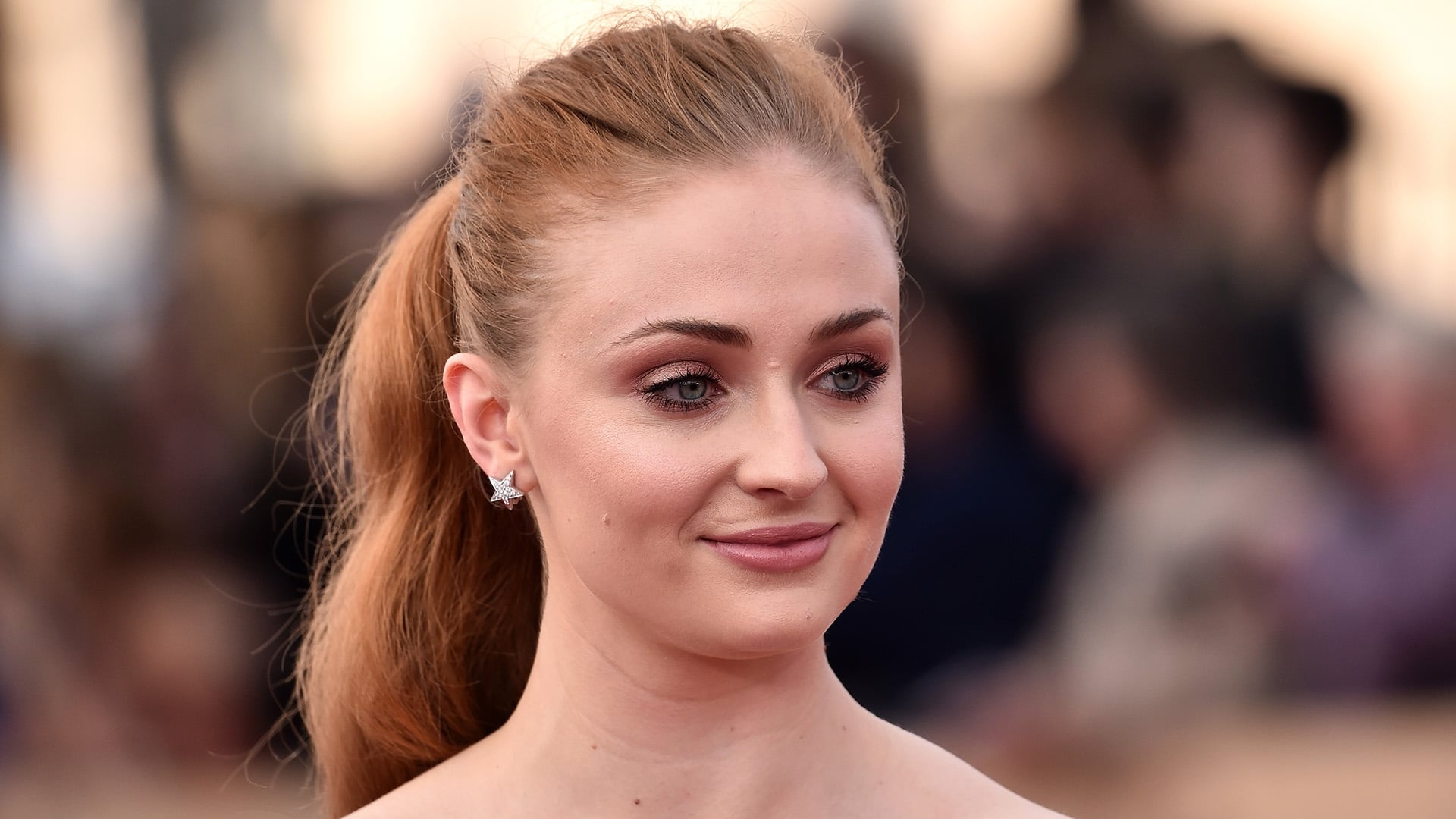 Sophie Turner Earrings High Definition - Sophie Turner High Resolution , HD Wallpaper & Backgrounds