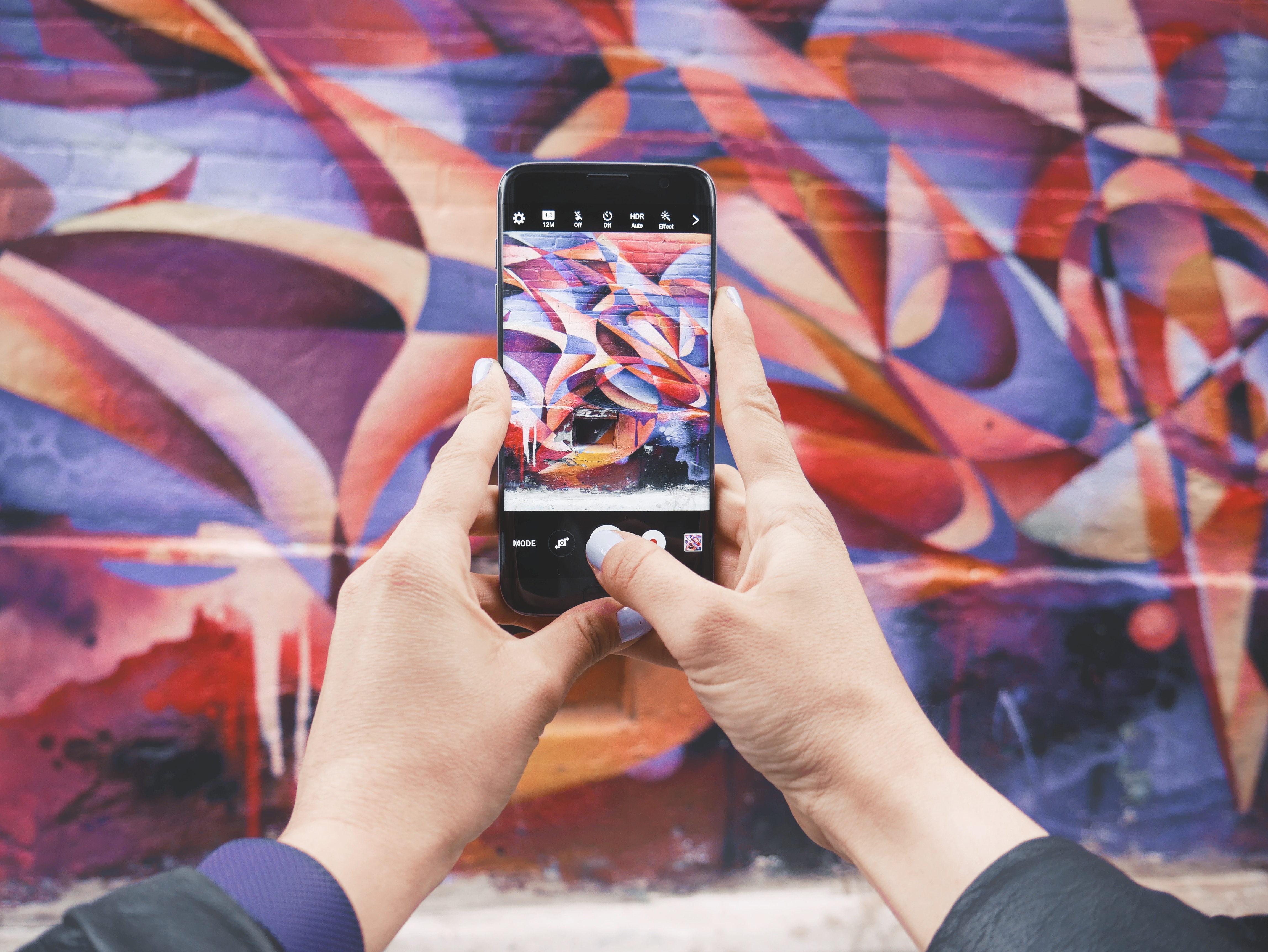 Interactive Wallpaper Apps You Can Use To Customize - Taking Picture Of Graffiti , HD Wallpaper & Backgrounds