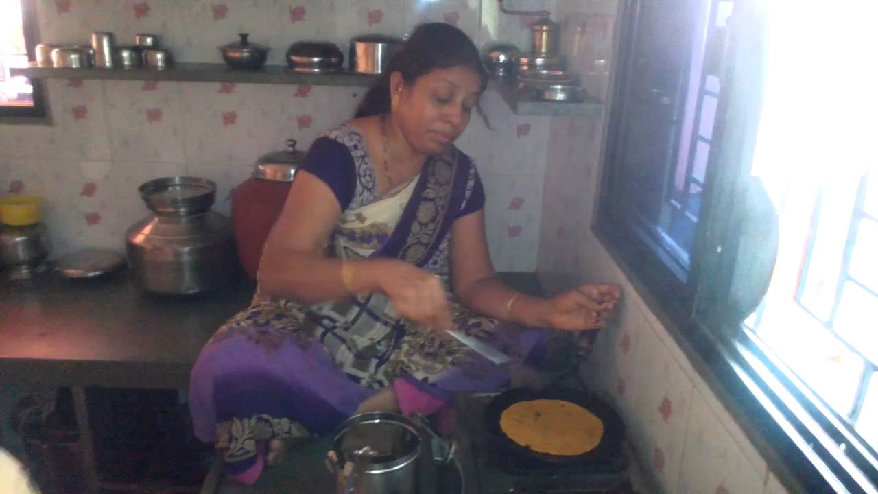 Aunty Seating On Kitchen Plateform And Making Thepla - Desi Aunty In Kitchen , HD Wallpaper & Backgrounds