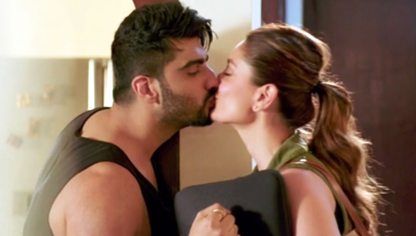 Hot Kareena Kapoor Kiss With Arjun Kapoor In Ki And - Ki And Ka , HD Wallpaper & Backgrounds