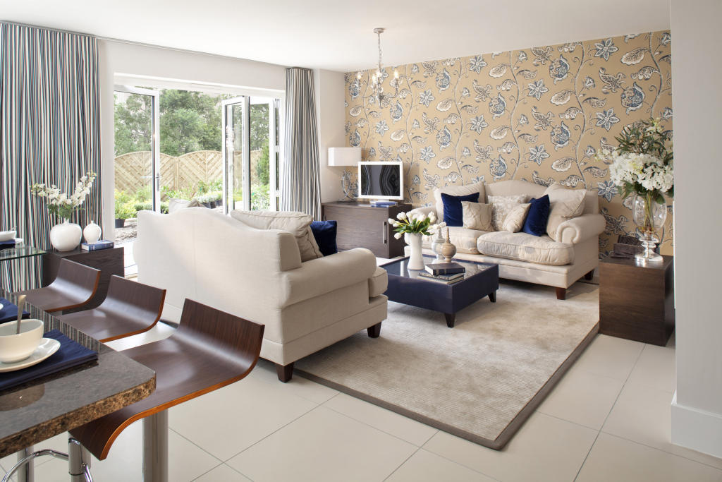 3 Kiat Percantik Ruang Tamu Dengan Wallpaper - Feature Wall In Living Room Ideas , HD Wallpaper & Backgrounds