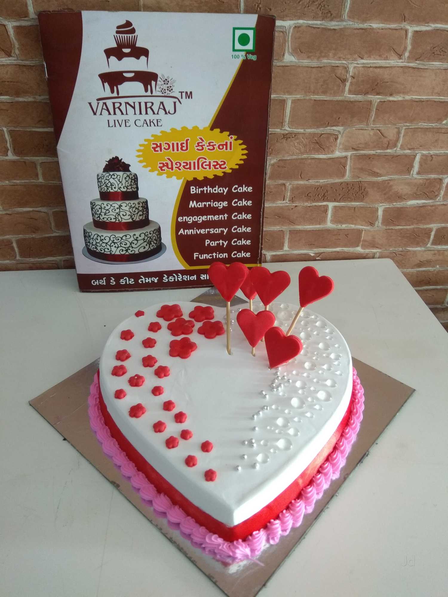 Varniraj Live Cake And Chocolate Photos Mota Varachha - Birthday Cake , HD Wallpaper & Backgrounds