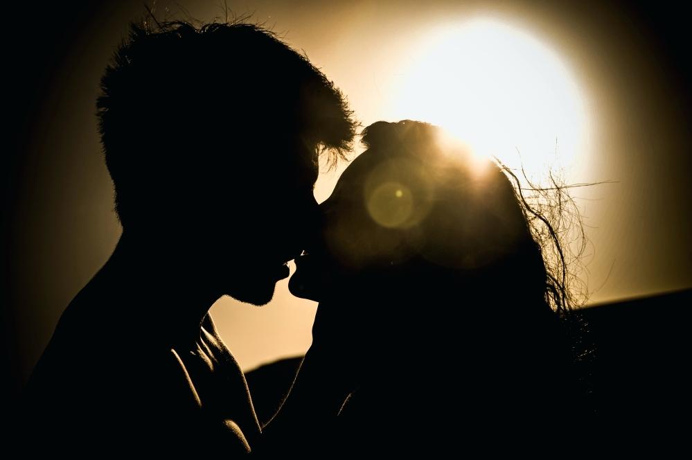 Nature Love Hd Wallpapers For Mobile Download - Couple Kissing Sunset , HD Wallpaper & Backgrounds
