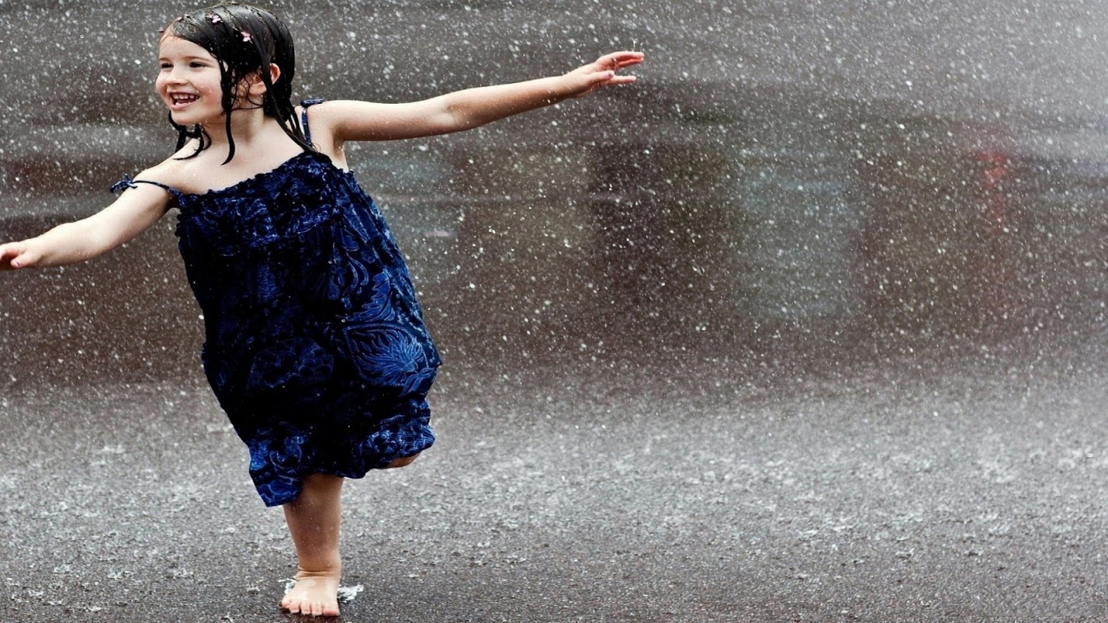 Muslim Girl Hd Wallpaper - Girl Playing In Rain , HD Wallpaper & Backgrounds