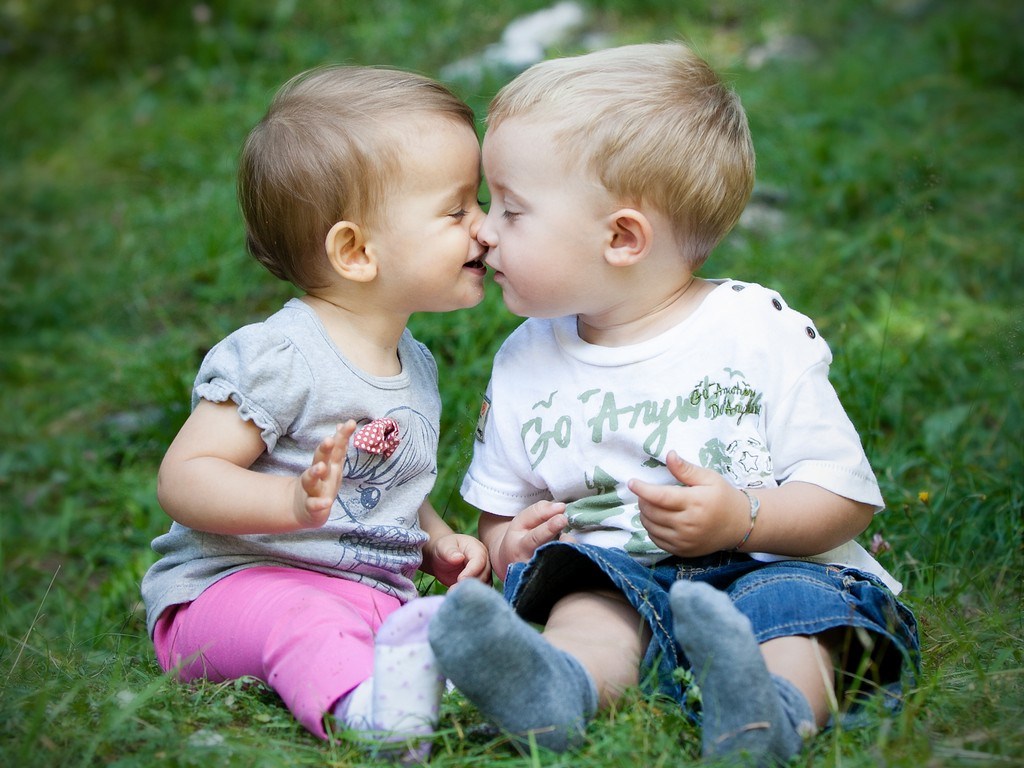 Sweet Baby Kiss Just Positive - Child Kissing , HD Wallpaper & Backgrounds