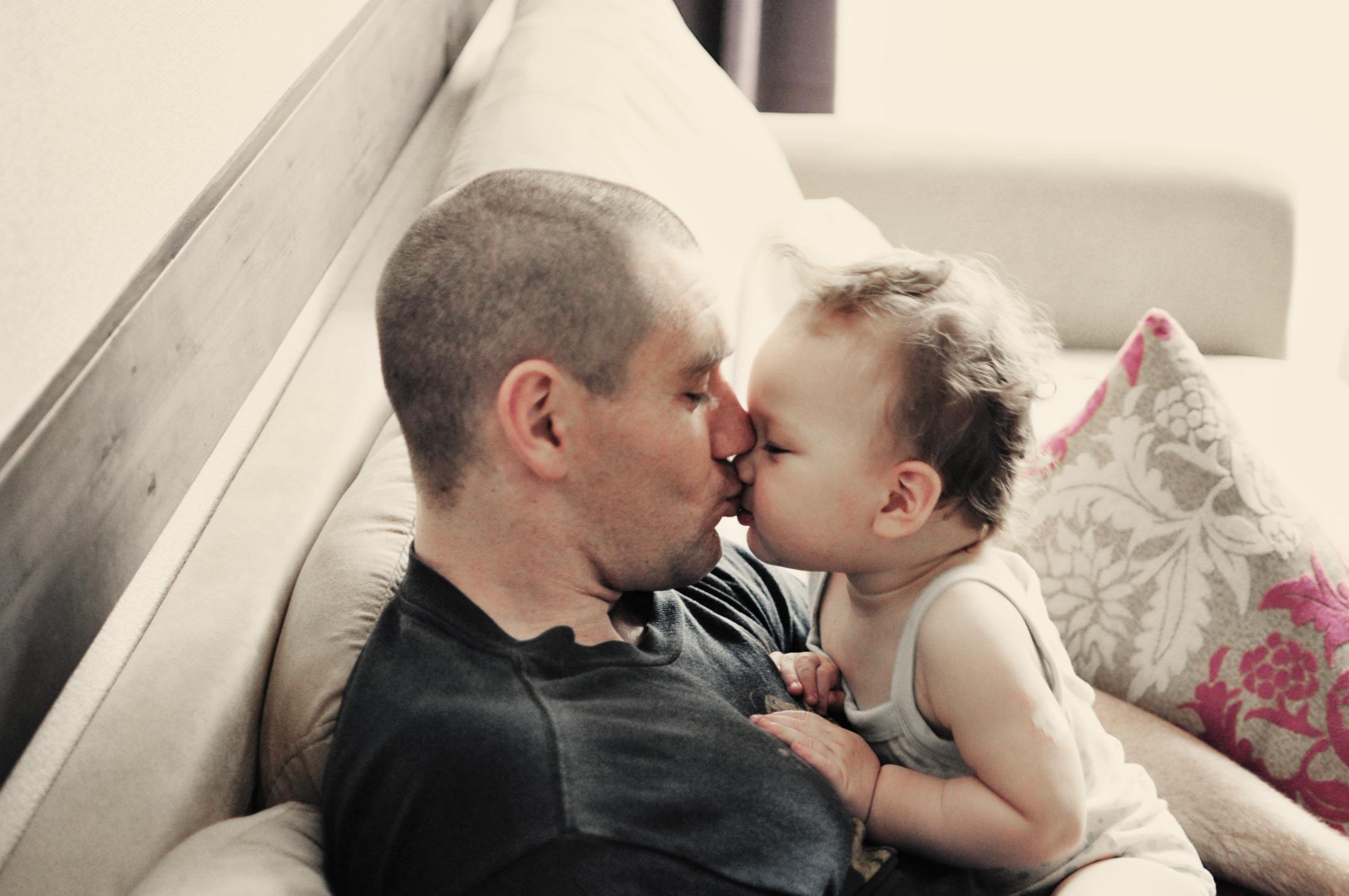Sweet Baby Kiss Wallpaper - Cute Baby Kiss Dad , HD Wallpaper & Backgrounds