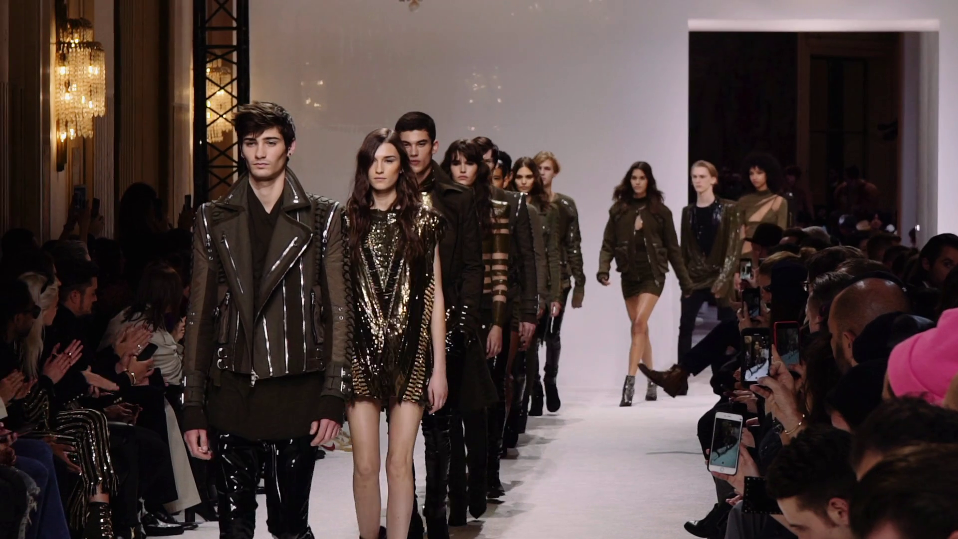 Balmain Models Walking Runway For Finale During Paris - Fashion Show , HD Wallpaper & Backgrounds