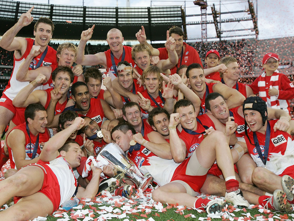 Swans On Dais Swans 2005 Cup - Sydney Swans 2005 Premiership Team , HD Wallpaper & Backgrounds