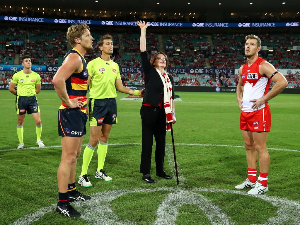 Sydney Swans Ambassador Cynthia Banham Tosses The Coin - Eddie Mcguire Coin Toss , HD Wallpaper & Backgrounds