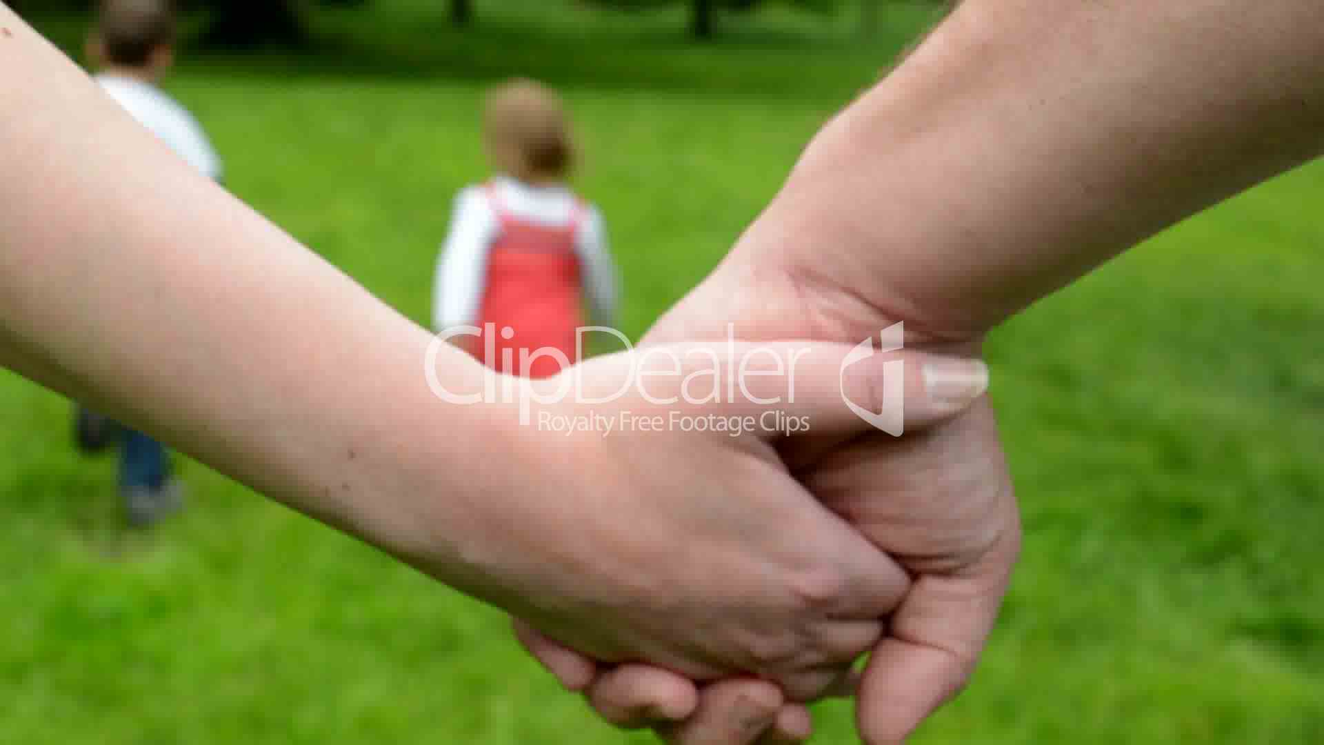 Clips - Holding Hands , HD Wallpaper & Backgrounds